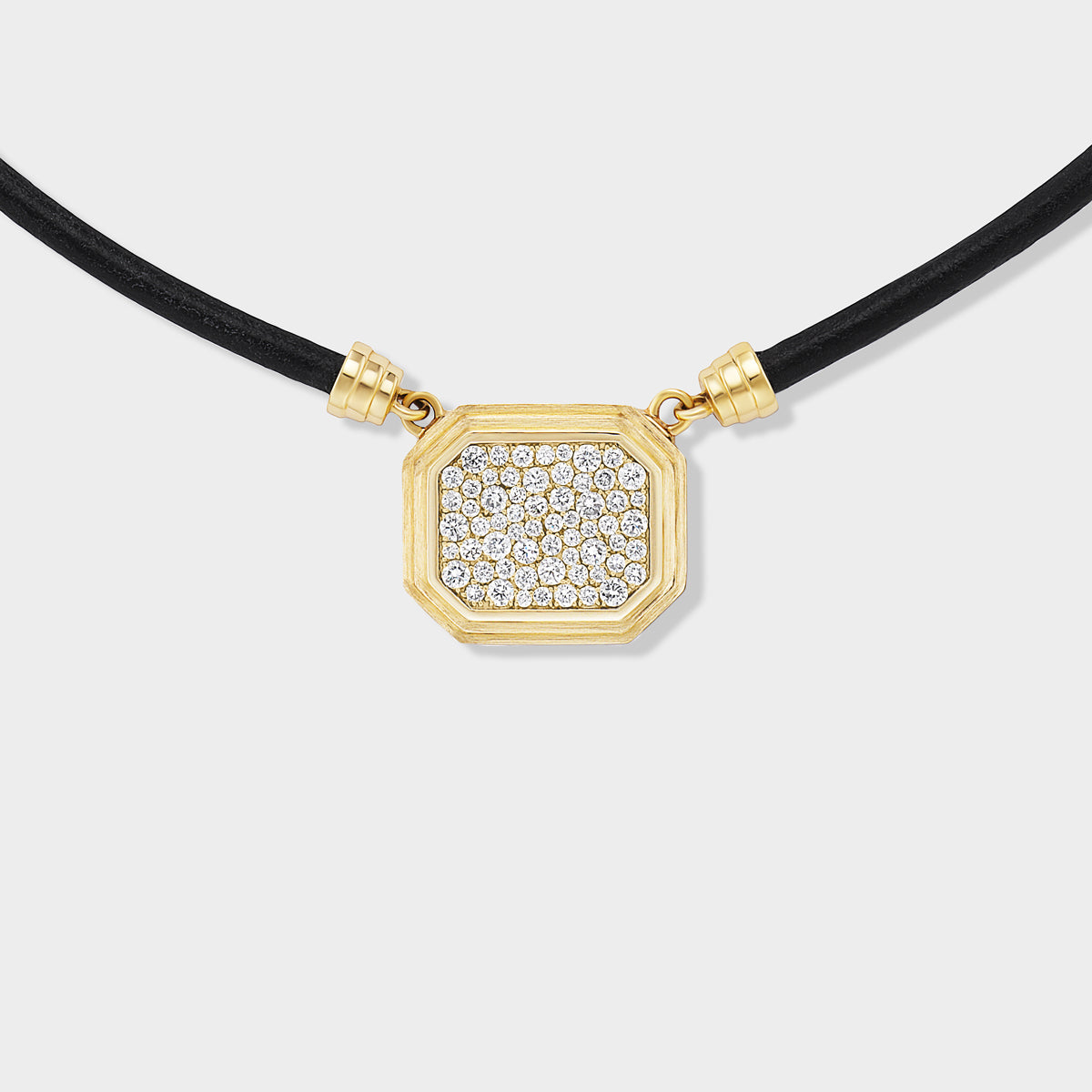 Jumbo Pavé Pendant on leather cord, yellow gold, detail