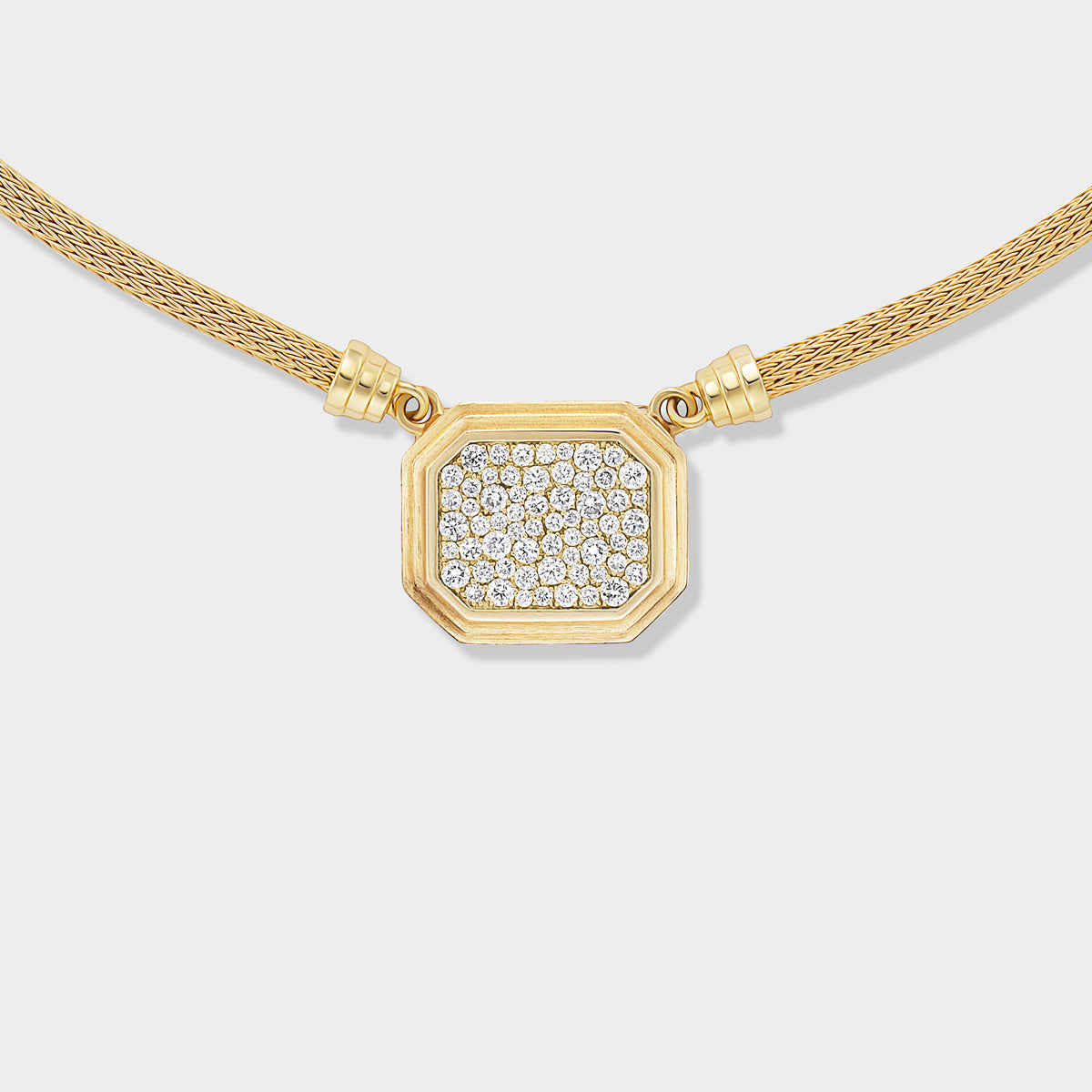 Jumbo Pavé Pendant on mesh chain, yellow gold, detail